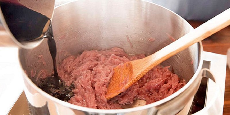 добавление вина и уксуса