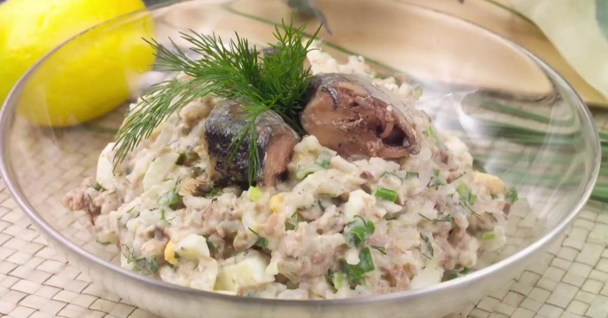 салат с рыбными консервами