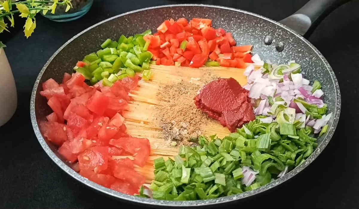 добавление специй и томатной пасты