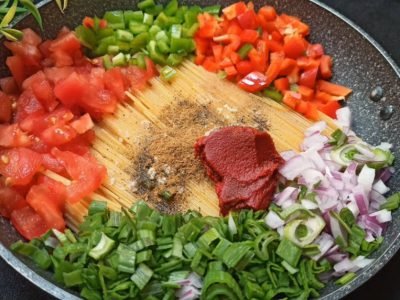 Спагетти на сковороде