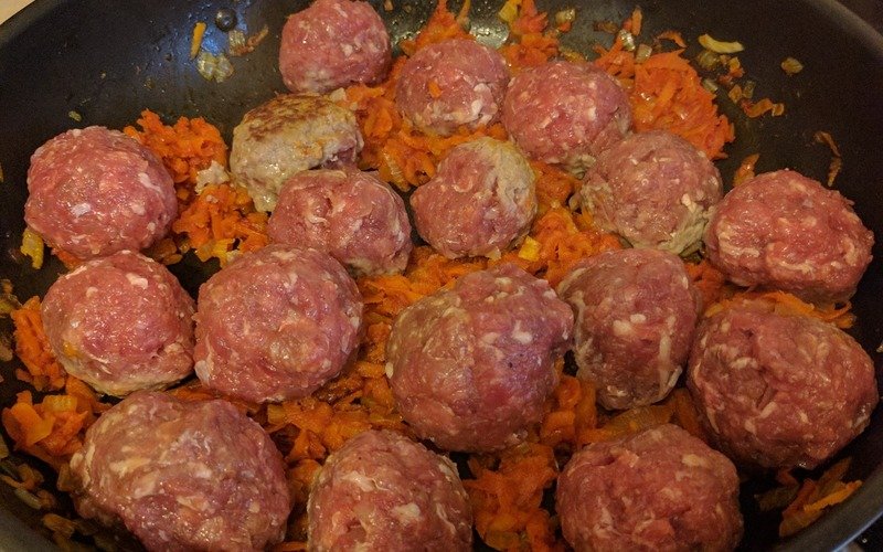 спагетти с фрикадельками в томатном соусе