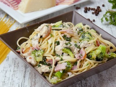 Спагетти с курицей и брокколи