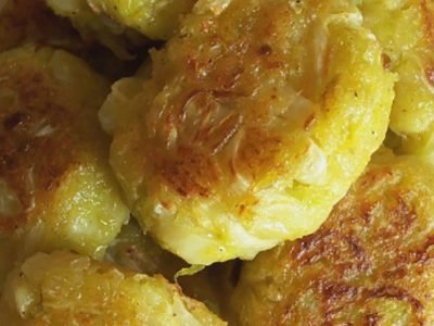 Мягкие стейки из свежей капусты на сковороде