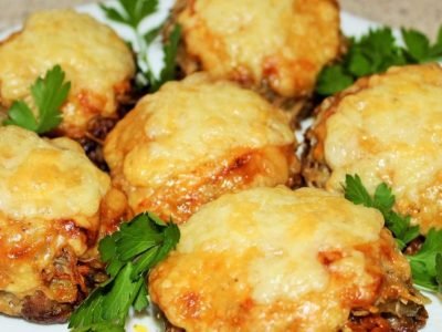 Стожки из фарша с грибами и сметаной в духовке