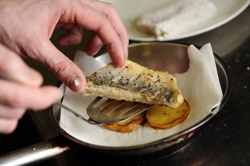 подача жаренной рыбы