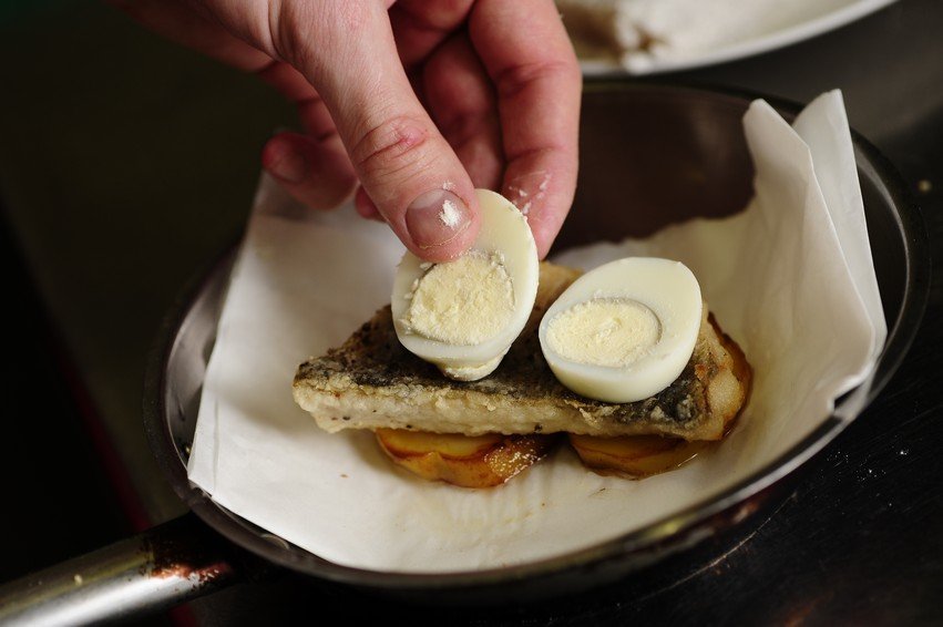 филе белой рыбы с яйцом