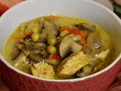 Обед короля Артура: суп из курицы с грибами и горошком