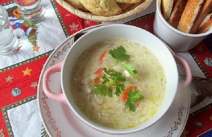 щи с кислой капустой и сметаной