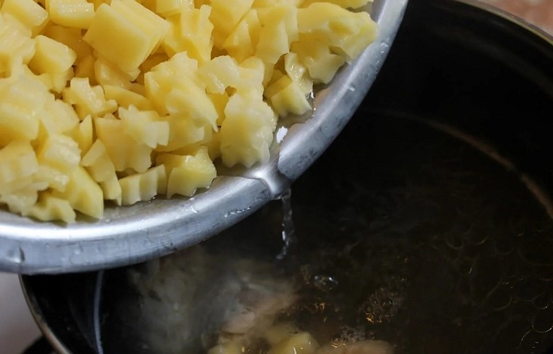 добавьте картофель в бульон