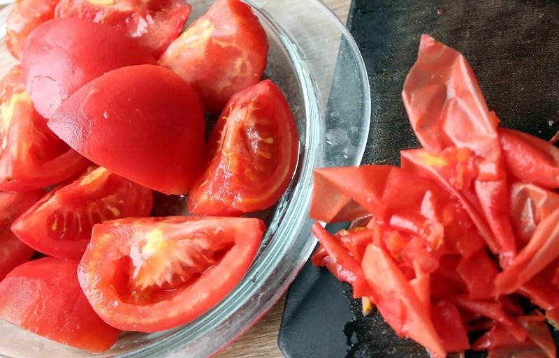 отправьте помидоры в кипяток