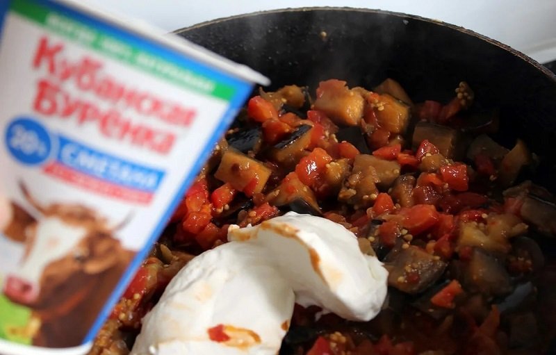 добавьте сметану