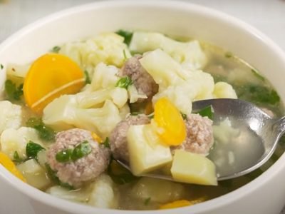 Суп с цветной капустой и фрикадельками