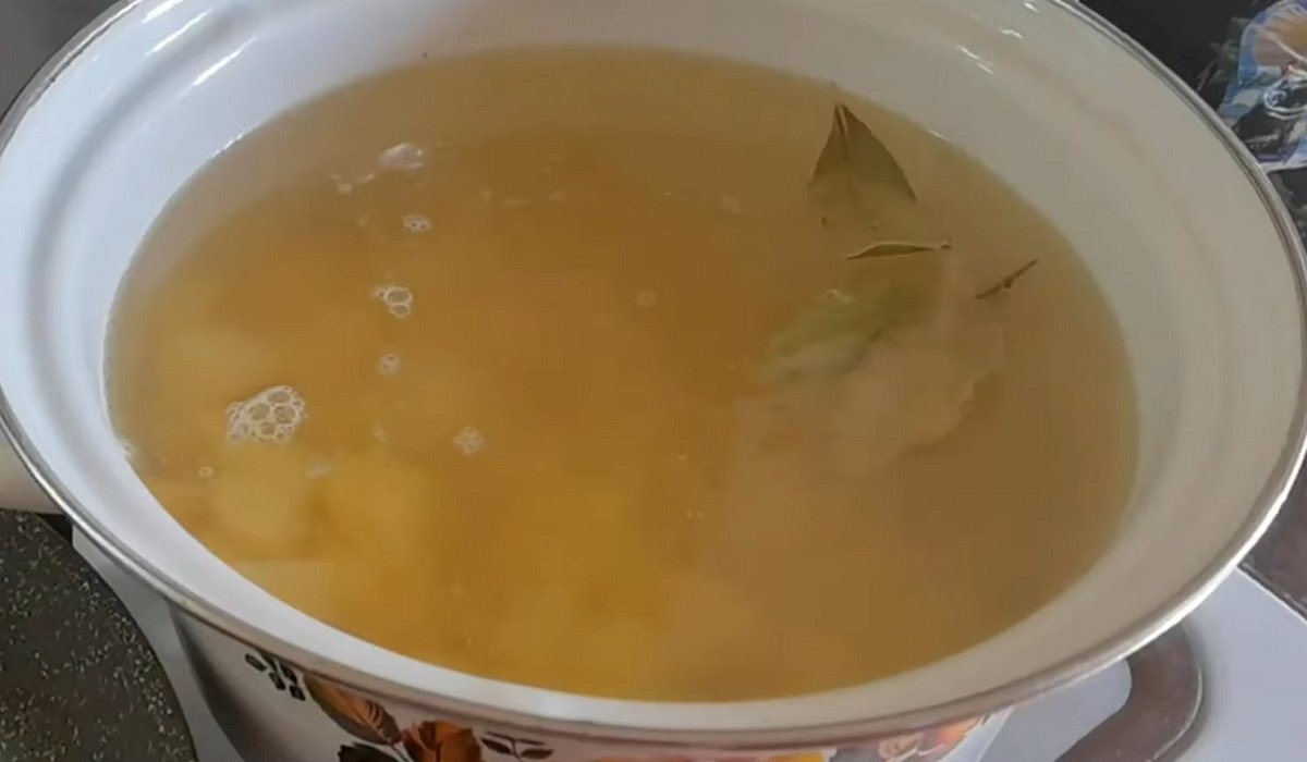 картофель и лавровый лист в кастрюле