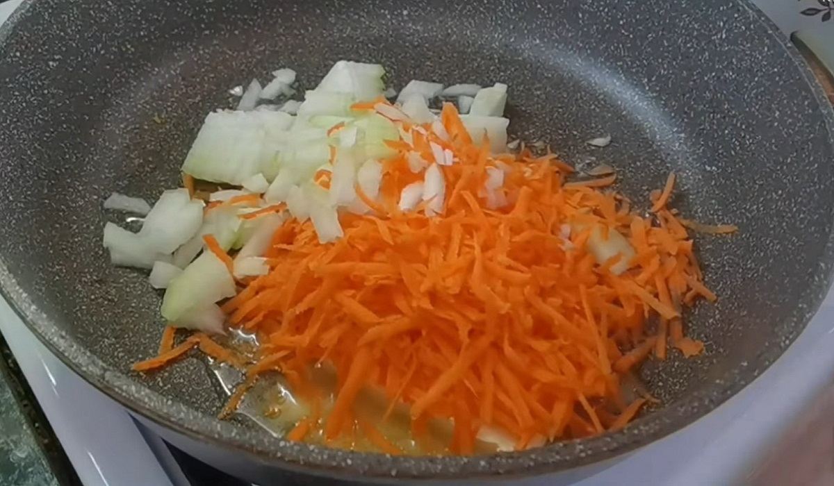 лук и морковь на сковороде