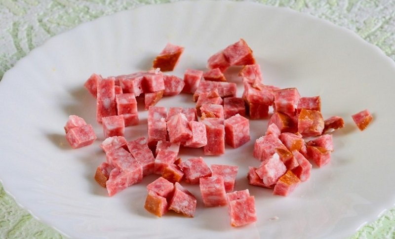нарезка колбасы кубиками