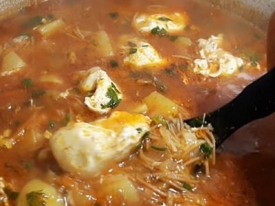 Суп с жареной вермишелью и яйцами пашот