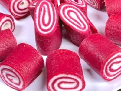 Свекольные блинчики с творожной начинкой