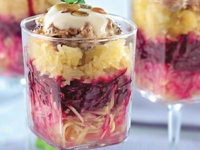 Свекольный салат с черносливом и заправкой из хрена