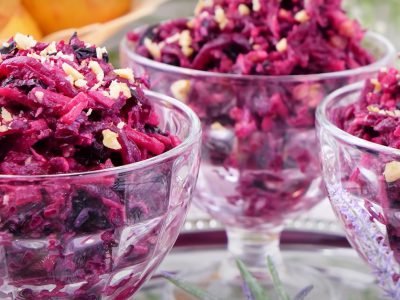 Нежный свекольный салат с орехами