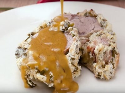 Свиная вырезка в зеленой шубе