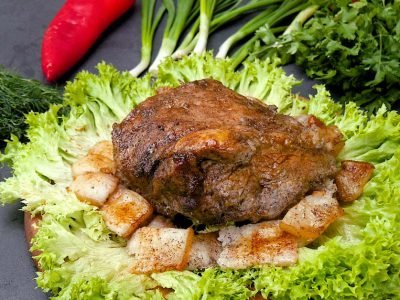 Свинина в банановой кожуре
