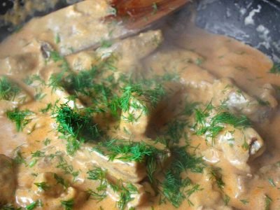 Свинина в сливочном соусе на сковороде