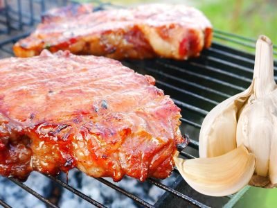 Свиной стейк с чесноком