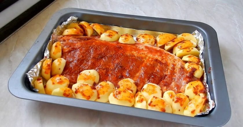Рецепт приготовления свиных ребрышек с картошкой в духовке - ЗНАЙ ЮА