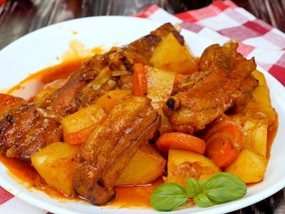 Свиные ребра с овощами и картофелем в духовке