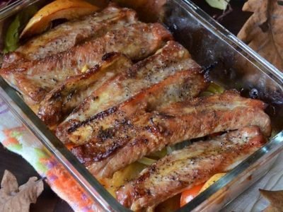 Свиные ребра в соевом соусе с айвой