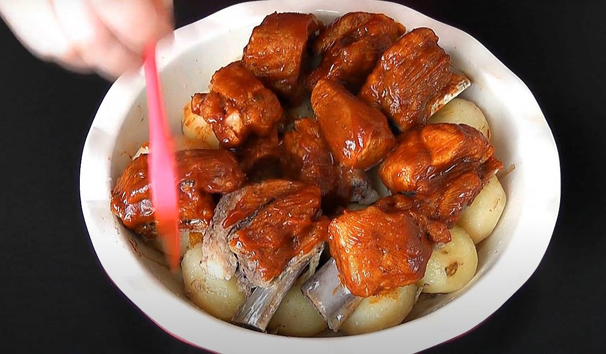 запеченные ребра с картофелем