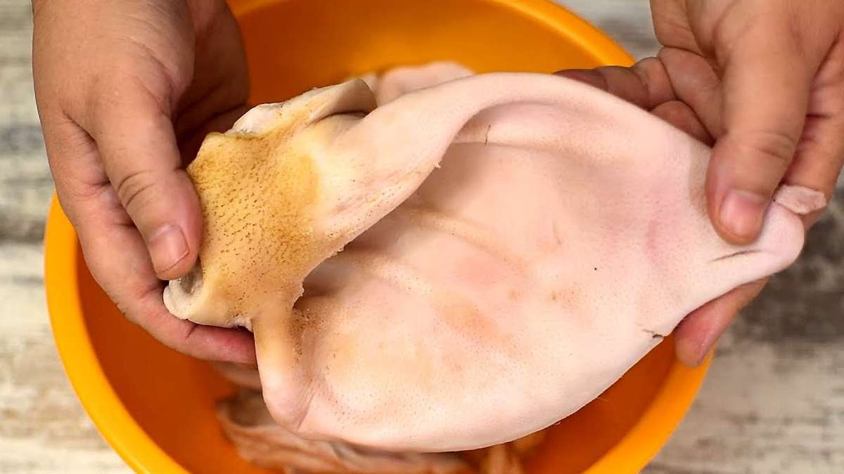 Как чистить свиные ножки от волос