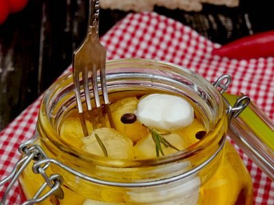 Маринованный мягкий сыр из йогурта