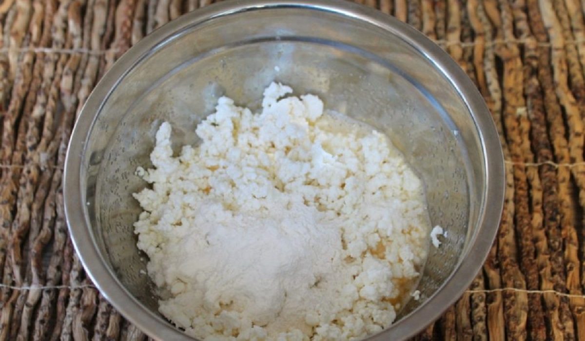 добавление муки и творога