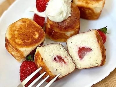 Симпатичные сырники из творога с клубникой на завтрак