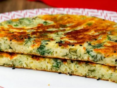 Сырные лепешки с зеленью на сковороде