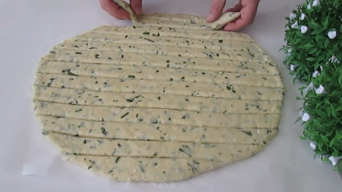 нарезание сырного теста