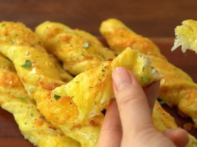 Сырные палочки с чесночно-медовым соусом в духовке