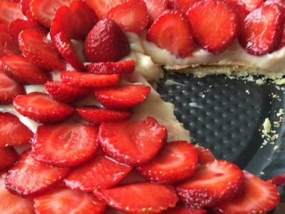 Домашний тарт с клубникой и заварным кремом