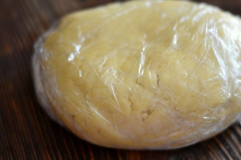 тесто в пищевой пленке