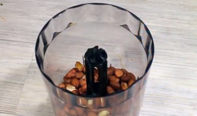 измельчить орехи