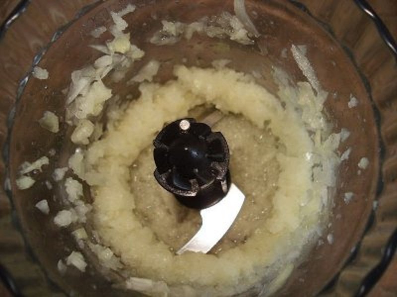 измельчить лук