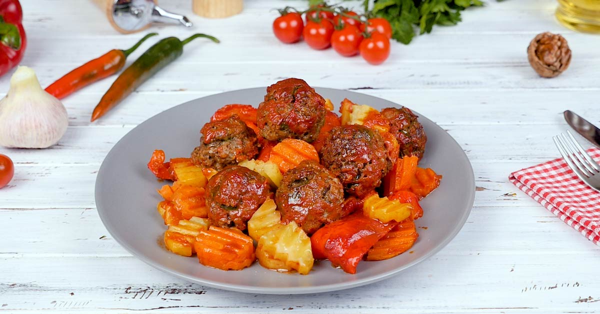 запеченные овощи с тефтелями