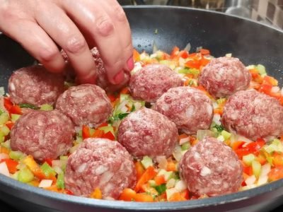 Тефтели с рисом и овощами