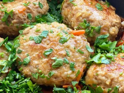 Тефтели в сливках с морковью и луком