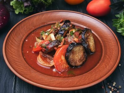 Телятина, запеченная с баклажанами