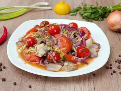 Теплый салат с грибами