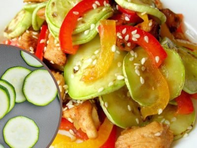 Теплый салат с кабачком и курицей