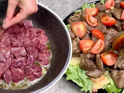 Теплый салат с печенью и яблоком