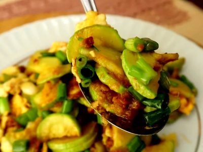 Теплый салат с жареными кабачками по-восточному